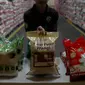 Pekerja menunjukkan kemasan beras premium di Komplek Pergudangan Pasar Induk Beras Cipinang, Jakarta Timur, Rabu (21/2/2024). (Liputan6.com/Herman Zakharia)