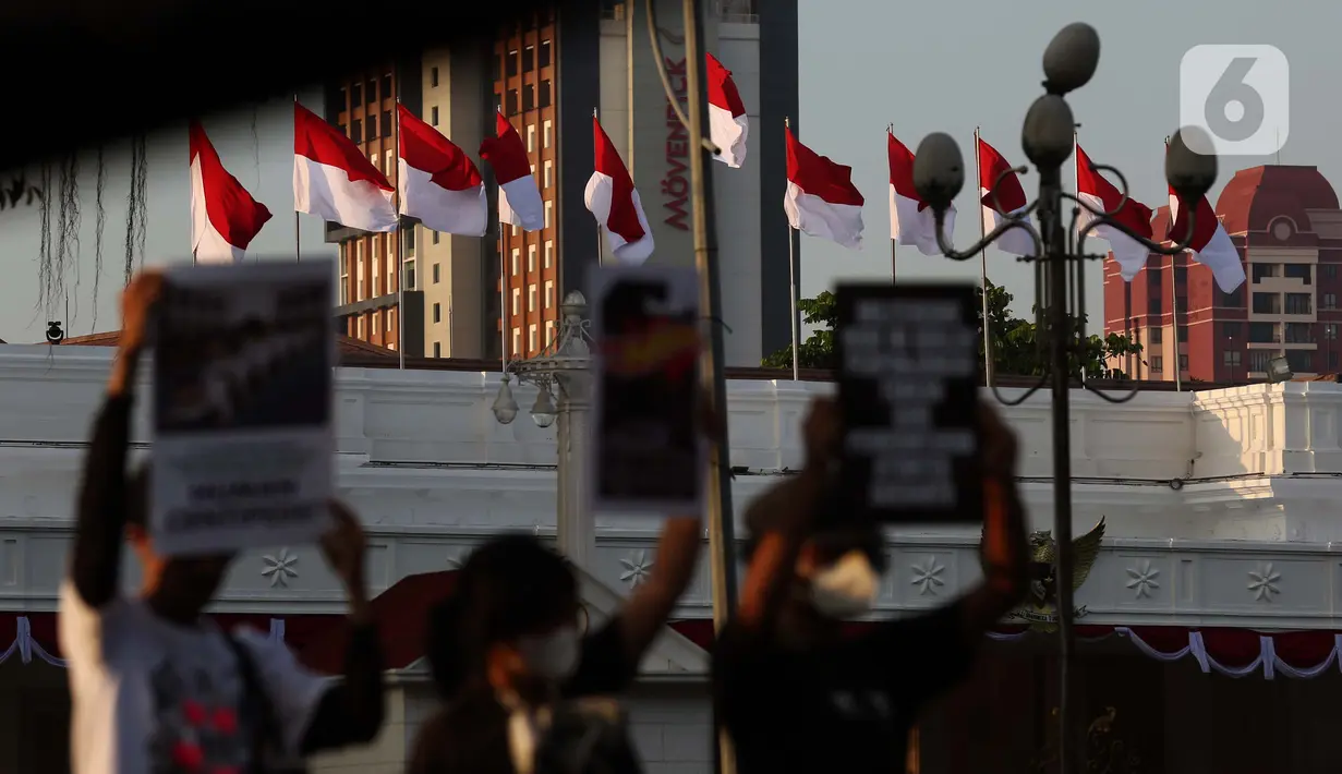 Sebagaimana diketahui, gelombang aksi unjuk rasa terus bergulir sejak 25 Agustus 2025. Massa dan mahasiswa menuntut pembatalan kenaikan tunjangan anggota dewan yang dinilai tak sejalan dengan kondisi masyarakat yang sedang kesulitan ekonomi. (Liputan6.com/Helmi Fithriansyah)