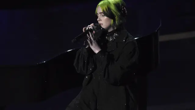 Billie Eilish dalam Piala Oscar 2020 (AP Photo/Chris Pizzello)