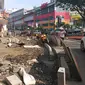Pekerja tengah melakukan revitalisasi trotoar di kawasan Cikini. (Liputan6.com/Luqman Rimadi)