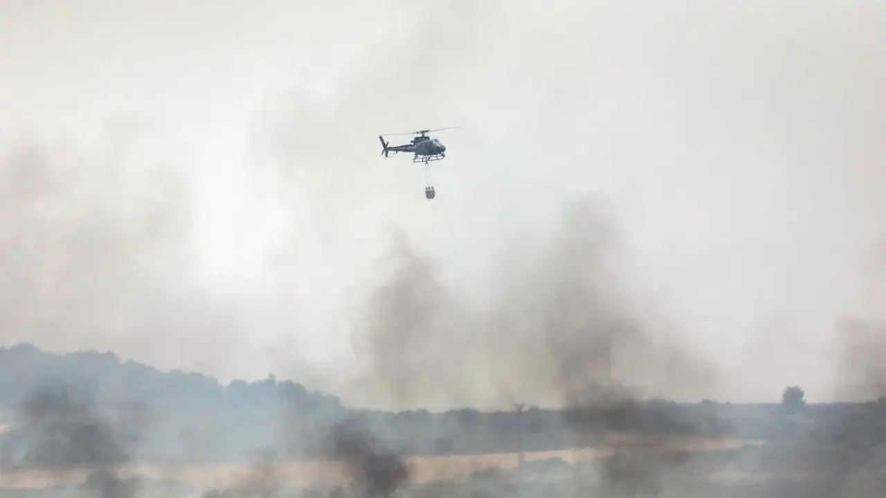 Helikopter bersiap menjatuhkan air selama upaya pemadaman kebakaran hutan di dekat kota Bet Shemesh di Israel tengah pada 30 April 2025. (Ahmad Gharabli/AFP)
