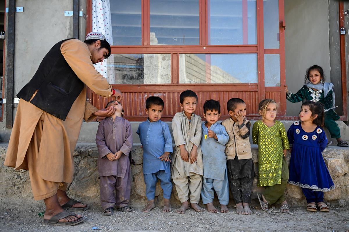 Anak-anak Afghanistan Jalani Vaksinasi Polio