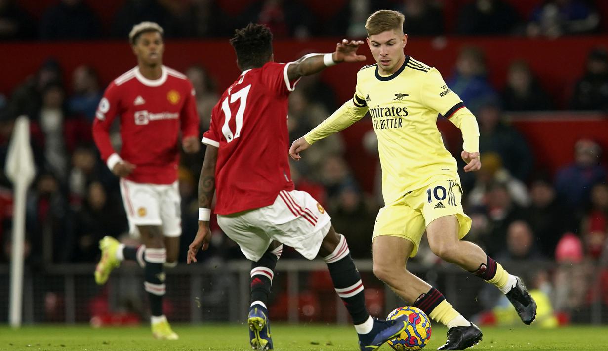 Arsenal langsung menekan Manchester United di menit-menit awal. Kerja sama Emile Smith-Rowe dan Pierre-Emerick Aubameyang sempat membuat pertahanan Setan Merah ketar-ketir. (AP/Dave Thompson)