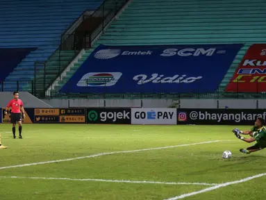 Persib Bandung mengalahkan pemuncak klasemen sementara Bhayangkara FC 2-0 dalam laga pekan ke-7 BRI Liga 1, Sabtu (16/10/2021). Kiper Persib, Teja Paku Alam tampil apik dengan mementahkan eksekusi penalti Ezechiel Ndouassel, mantan striker Maung Bandung. (Bola.com/Bagaskara Lazuardi)