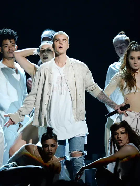 Justin Bieber tampil bersama para penari latar saat memeriahkan Billboard Music Awards (BBMA) 2016 di T -Mobile Arena, Las Vegas, Minggu (22/5). Penampilan Justin Bieber sukses menghipnotis penonton. (Kevin Winter/GETTY IMAGES NORTH AMERICA/AFP)