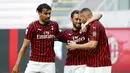 Pemain AC Milan merayakan gol yang dicetak oleh Ante Rebic ke gawang AS Roma pada laga Serie A di Stadion San Siro, Minggu (28/6/2020). AC Milan menang 2-0 atas AS Roma. (AP/Spada)