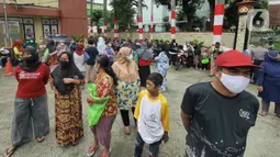 Sejumlah warga mengantre untuk membeli minyak goreng di Polsek Tebet, Jakarta Selatan, Jumat (4/3/2022). Polres Metro Jakarta Selatan akan menggelar operasi pasar minyak goreng selama enam hari, terhitung mulai hari in, 4 hingga 9 Februari mendatang. (Liputan6.com/Herman Zakharia)