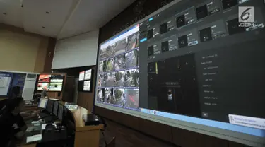 Petugas Traffic Management Center (TMC) memantau kendaraan yang melanggar lalu lintas di ruas Jalan MH Thamrin-Sudirman melalui layar CCTV di ruang kontrol Ditlantas Polda Metro Jaya, Jakarta, Senin (1/10). (Merdeka.com/Iqbal S. Nugroho)