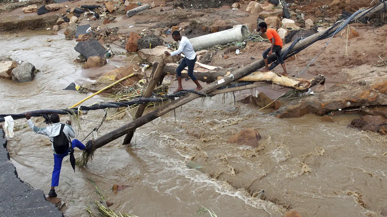 FOTO: Puluhan Orang Tewas Akibat Banjir di Afrika Selatan