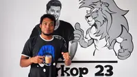 Hamka Hamzah saat di Warkop 23 cabang Malang. (Bola.com/Iwan Setiawan)