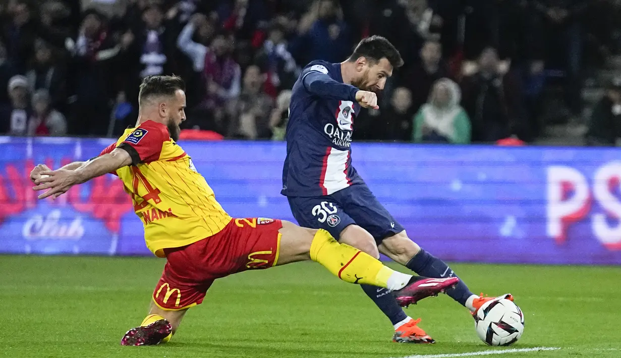 Gol-gol PSG ke gawang Lens masing-masing dicetak Kylian Mbappe, Vitinha, dan Lionel Messi. (AP Photo/Michel Euler)