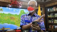 Foto Gubernur Jawa Tengah Ganjar Pranowo Usai menerima general manager PT Pertamina Jawa Bagian Tengah di ruang kerjanya,