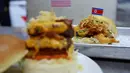 Burger "Durty Donald" dan "Kim Jong Yum" yang baru dibuat di sebuah restoran di Hanoi, Vietnam, 24 Februari 2019. Restoran ini membuat 2 jenis burger khusus untuk menyambut kedatangan Pemimpin Korut, Kim Jong-un dan Presiden AS Donald Trump. (AP/Hau Dinh)
