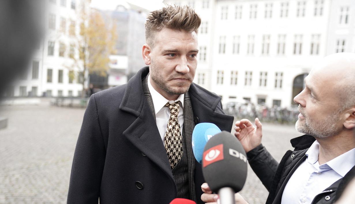 Nicklas Bendtner. Striker Denmark ini pensiun di Copenhagen di usia 33 tahun pada 3 Juni 2021. Total tampil dalam 505 laga bersama klub maupun timnas, dengan torehan 147 gol dan 65 assist. Ia pernah mencapai nilai jual tertinggi sebesar 10 juta euro bersama Arsenal. (AFP/Martin Sylvest)