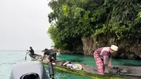 KKP mengamankan 3 orang nelayan di perairan Pulau Bakakang, Kabupaten Banggai Laut, Provinsi Sulawesi Tengah lantaran menangkap ikan menggunakan bahan peledak. (Foto: Istimewa)