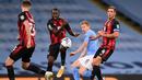 Gelandang Manchester City, Kevin De Bruyne, melepaskan tendangan saat menghadapi Bournemouth pada laga babak ketiga Piala Liga Inggris di Etihad Stadium, Jumat (25/9/2020) dini hari WIB. Manchester City menang 2-1 atas Bournemouth. (AFP/Laurence Griffiths/pool)
