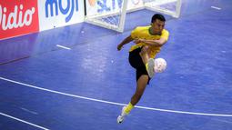Pemain Golden Arrow, Hamka Hamzah mengontrol bola saat laga futsal Turnamen Olahraga Indonesia (TOSI) Season 3 melawan Red Rocket yang berlangsung di Indomilk Arena, Tangerang, Sabtu (12/10/2024). (Bola.com/Bagaskara Lazuardi)