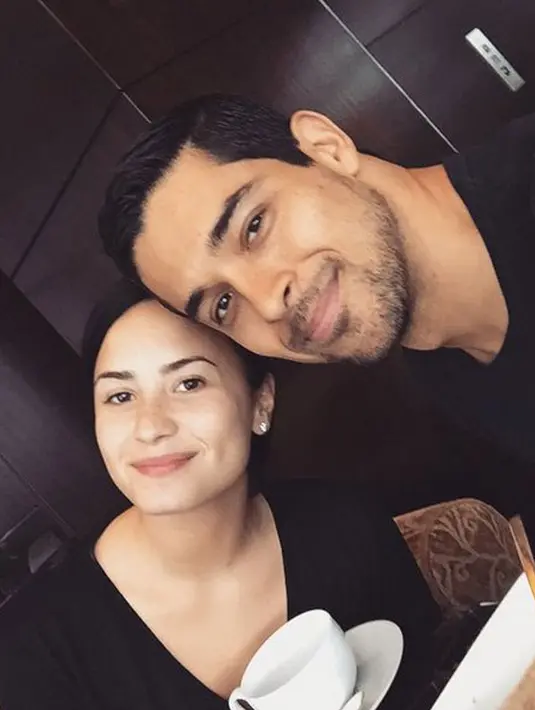 Ia pun mendapatkan dukungan dari mantan kekasih, Wilmer Valdderama yang terus mengunjunginya. (instagram/ddlovato)