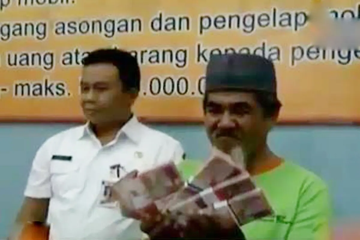 VIDEO: Mukhlis si Pengemis Tajir Tinggal di Bawah Jembatan Layang