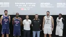 Musim 2026 langsung dibuka dengan partai sarat gengsi. Tampak dalam foto, perwakilan pemain Dewa United Banten dan Pelita Jaya Basketball serta pelatih kedua tim berfoto bersama usai konferensi pers terkait dimulainya secara resmi musim kompetisi Indonesian Basketball League (IBL) GoPay 2026 di kawasan Senayan, Jakarta, Selasa (6/1/2026). (Bola.com/M Iqbal Ichsan)