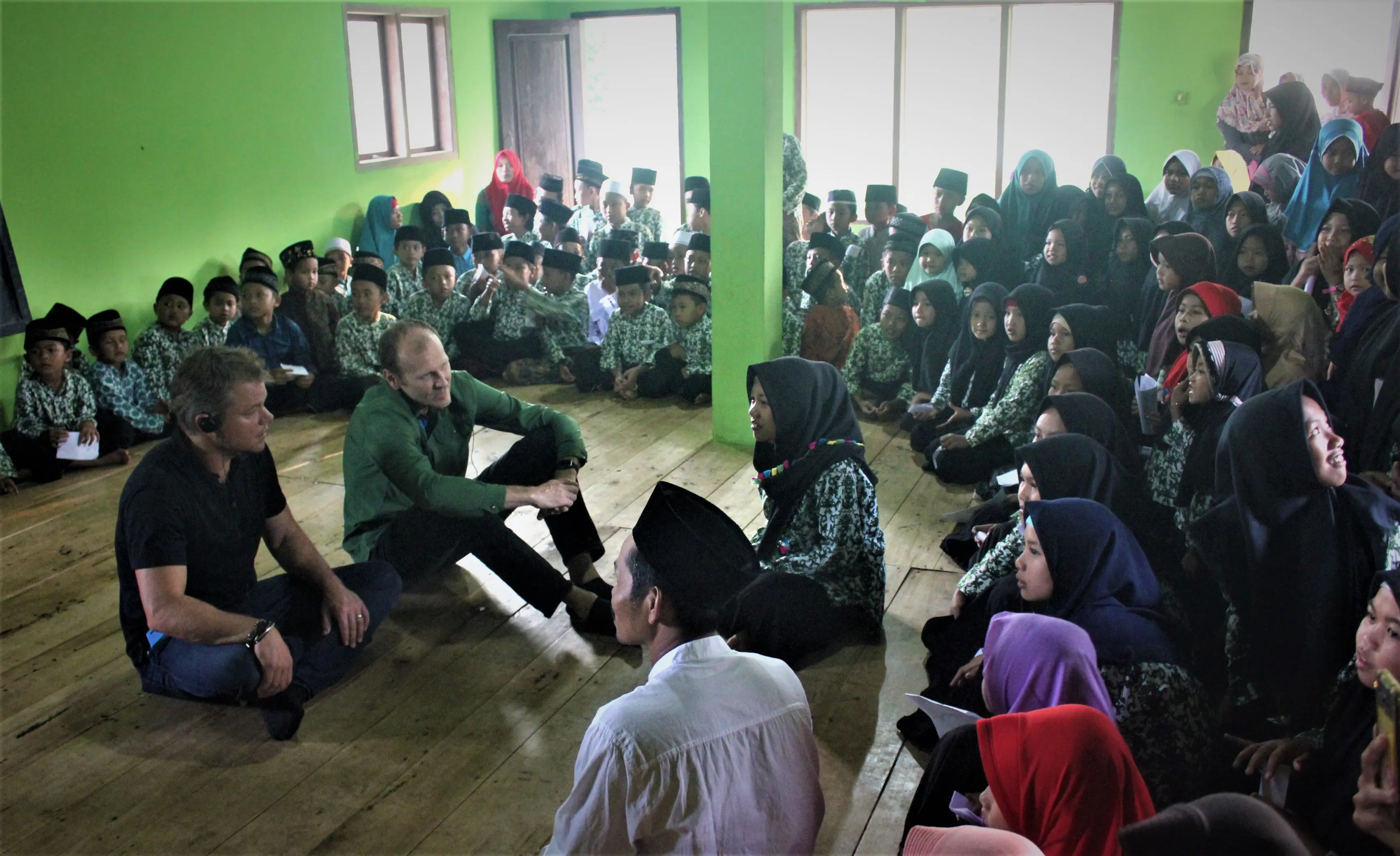 Matt Damon saat berkunjung ke Jawa Tengah, Indonesia untuk melihat dampak kemajuan program organisasi Water.org yang didirikannya. (Water.org)