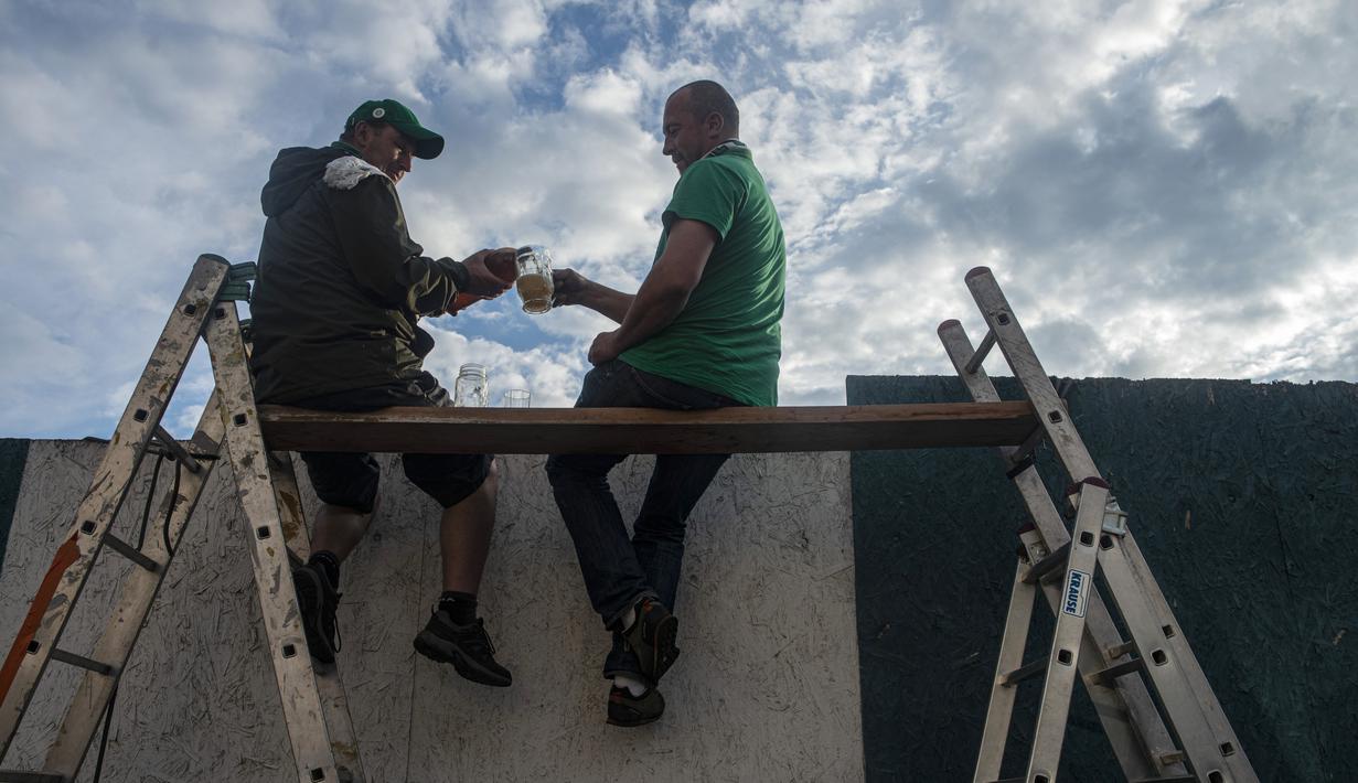 Suporter Bohemians 1905 menyaksikan pertandingan melawan Sparta Praha pada laga Liga Fortuna di Praha, Rep. Ceko (6/6/2020). Laga tertutup karena pembatasan virus corona tersebut membuat fans menonton dari balik tembok. (AFP/Michal Cizek)