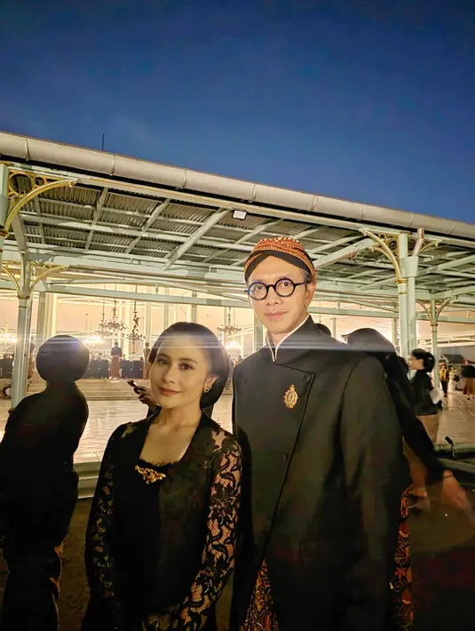 Bros dan anting emas jadi sentuhan elegan untuk penampilannya hadiri Kirab Pusaka Malam 1 Suro [@prillylatuconsina96]