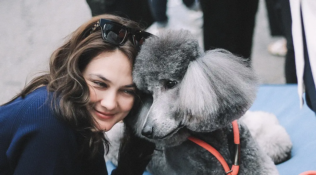 Luna Maya berpose dengan seokor anjing yang lucu. (Instagram)