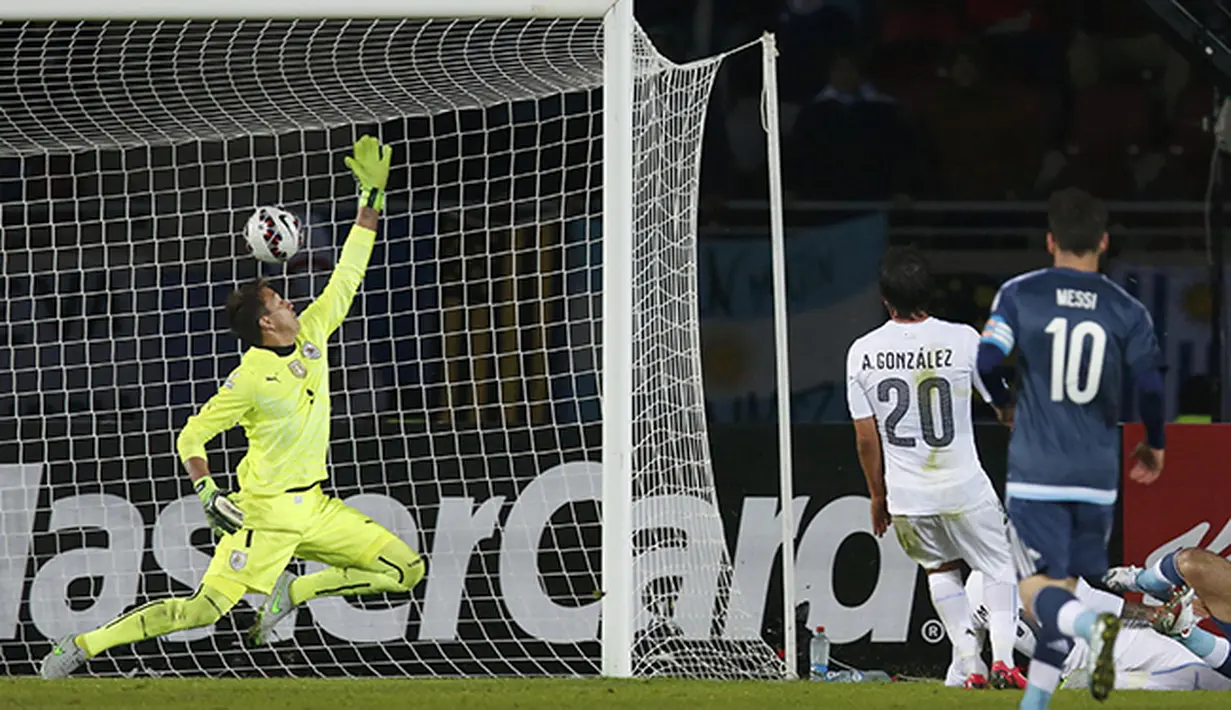 Sergio Aguero berhasil menjebol gawang Uruguay yang dikawal oleh Fernando Muslera. (REUTERS/Henry Romero)