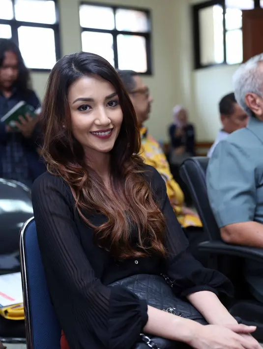 Sedangkan suami Marwa, Atalarik kembali tidak hadir dalam sidang. Sidang kali ini sedikit heboh lantaran banyak pengjung sidang yang didominasi ibu-ibu yang ingin melihat bintang sinetron tersebut. (Nurwahyunan/Bintang.com)