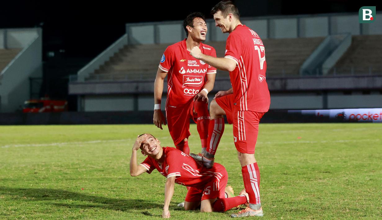 Pemain Persija Jakarta, Hansamu Yama, Riko Simanjuntak dan Ondrej Kudela berpose setelah menang dramatis atas Dewa United pada laga BRI Liga 1 di Stadion Indomilk Arena, Tangerang, Senin (10/4/2023). Persija menang dengan skor 1-0. (Bola.com/M Iqbal Ichsan)