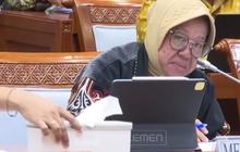 Sampai Angkat Tangan, Begini Gaya Mensos Risma Jawab Pertanyaan Hakim MK soal Pembagian Bansos 2023 Mundur