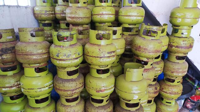 Nampak tumpukan gas LPG 3 kg di salah satu pangkalan gas di Garut, Jawa Barat. Pertamina memastikan pasokan gas bersubsidi cukup tersedia selama ramadan berlangsung tahun ini.