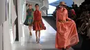 Model berjalan membawakan busana rancangan Poppy Dharsono pada ajang Indonesia Fashion Week 2015 di JCC Senayan, Jakarta, Kamis (26/2). (Liputan6.com/Panji Diksana)