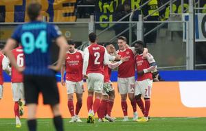 Arsenal merayakan gol yang dicetak Viktor Gyokeres ke gawang Inter Milan dalam pertandingan matchday ketujuh Liga Champions 2025/2026 di Giuseppe Meazza, Rabu (21/1/2026) dini hari WIB. The Gunners menang 3-1 dalam laga ini. (AP Photo/Luca Bruno)