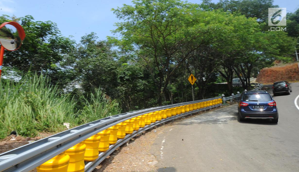 Teknologi roller barrier terpasang di tanjakan letter S Kampung Bantarselang, Kecamatan Cikidang, Kabupaten Sukabumi, Minggu (6/1). Teknologi pembatas jalan untuk menekan angka kecelakaan ini diadopsi dari Korea Selatan. (Merdeka.com/Arie Basuki)