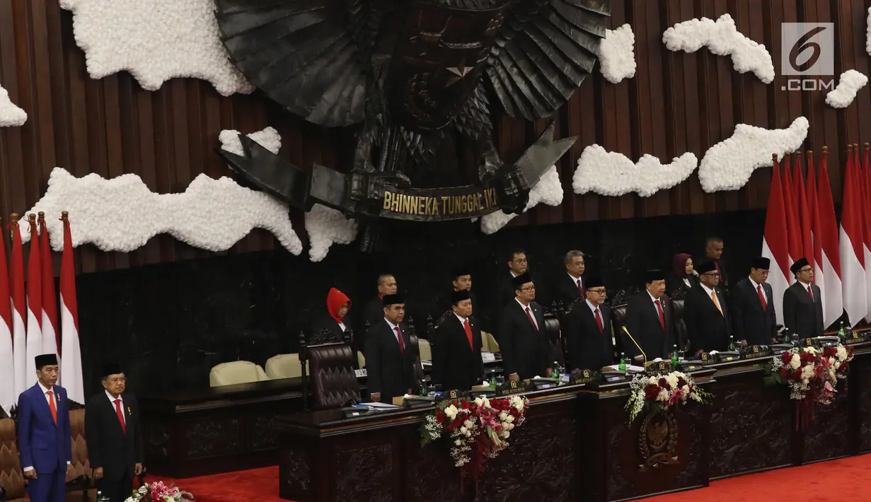 Presiden Joko Widodo dan Wakil Presiden Jusuf Kalla bersama pimpinan MPR dalam rangka Sidang Tahunan MPR di Kompleks Parlemen, Senayan, Jakarta, Jumat (16/7/2019). Sidang beragendakan penyampaian pidato kenegaraan Presiden dalam rangka HUT Ke-74 Republik Indonesia. (Liputan6.com/Johan Tallo)