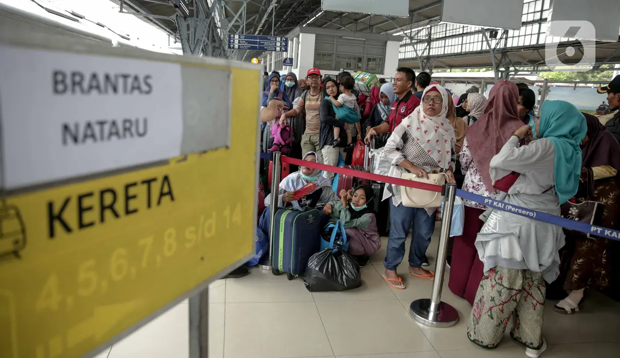 Calon penumpang memadati Stasiun Pasar Senen, Jakarta, Senin (30/12/2019). PT KAI Daerah Operasi I mencatat 23 persen tiket kereta jarak jauh masih tersedia untuk masa angkutan Natal dan Tahun Baru 2020. Tiket tersedia untuk keberangkatan Stasiun Pasar Senen dan Gambir. (Liputan6.com/Faizal Fanani)