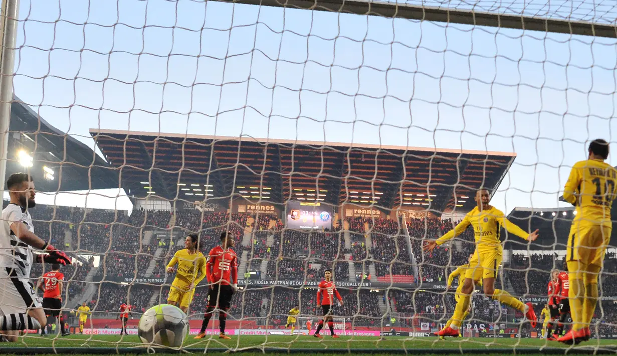 Pemain PSG, Neymar (kanan) merayakan gol dengan rekannya Kylian Mbappe (tengah) ke gawang Rennes pada laga Ligue 1 Prancis di Roazhon Park, Rennes, (16/12/2017). PSG menang 4-1. (AFP/Jean-Francois Monier)
