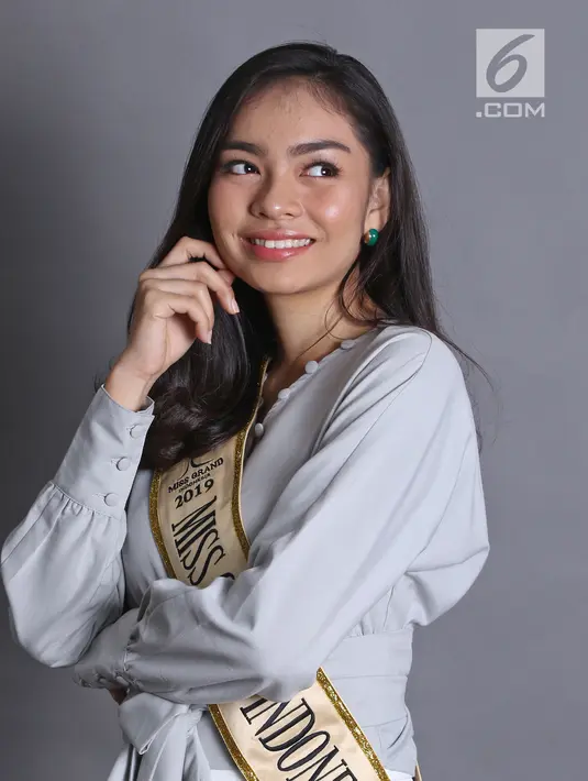 Runner up 2 Miss Grand Indonesia 2019 Gabriella Hutahaean berpose di Kantor KLY, Jakarta, Selasa (3/9/2019). Gabriella Hutahaean menjadi runner up 2 Miss Grand Indonesia 2019 setelah berhasil melewati tahap-tahap seleksi. (Liputan6.com/Herman Zakharia)