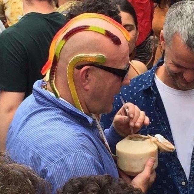 7 Potret Gaya Fashion Orang Saat di Tempat Umum Ini Bikin Heran