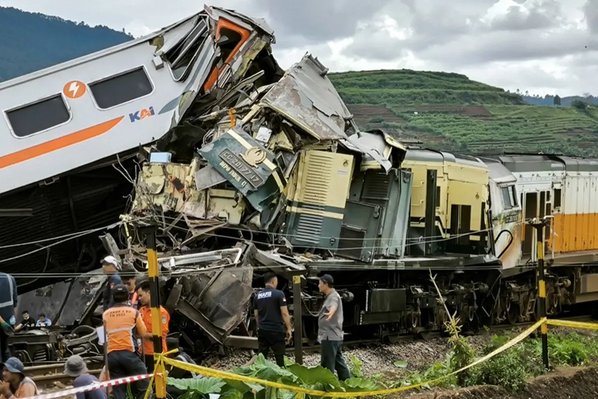 Evakuasi Korban Kecelakaan Kereta Cicalengka