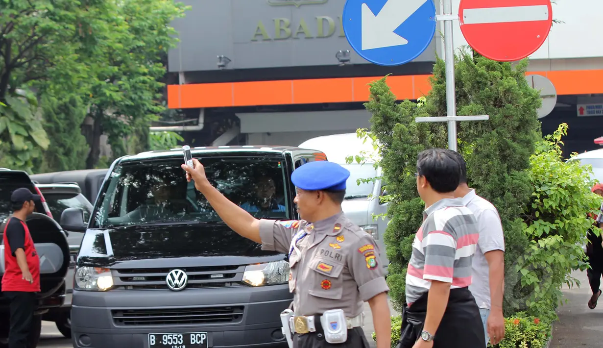 Pemberangkatan jenazah Duo Bali Nine ke Bandara Soekarno-Hatta dari Rumah Persemayaman Abadi, Jakarta, Jumat (1/5/2015).  Keduanya akan diberangkatkan ke Australia menggunakan pesawat Qantas Airways. (Liputan6.com/Helmi Afandi)