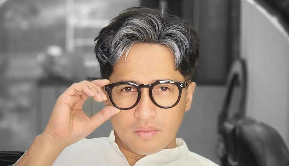 Gaya rambut memang cukup penting untuk para selebriti. Apalagi mereka yang usianya sudah mulai menginjak kepala empat. Irfan Hakim menjadi salah satu artis yang kerap mengubah gaya rambutnya agar terlihat lebih fresh setiap kali tampil di layar kaca. (Liputan6.com/IG/@irfanhakim75)