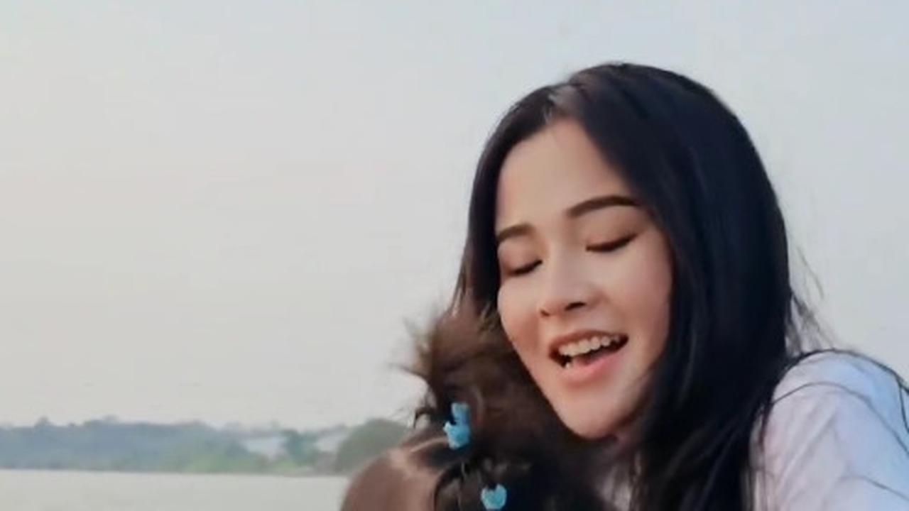 Setelah menginjak pasir, Cundamani memutuskan untuk mengangkat kakinya.