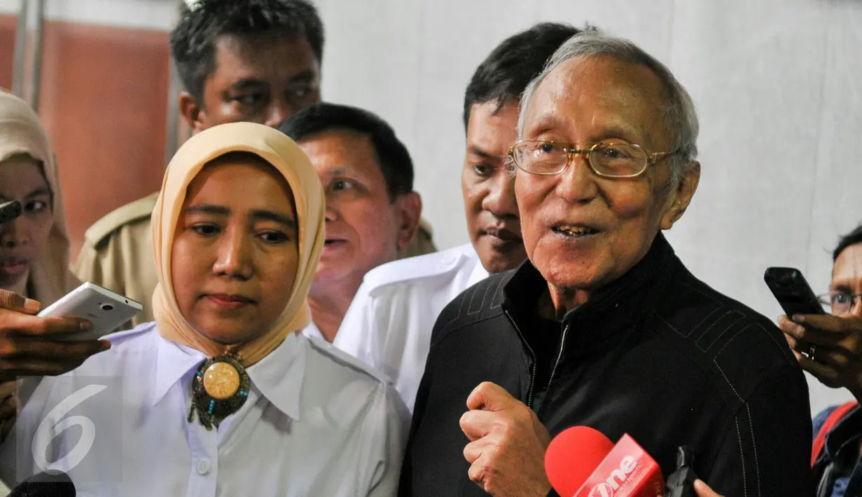 Anggota Majelis Kehormatan DPP Partai Gerindra Permadi memberikan keterangan seusai sidang etik di Jakarta, Senin (4/4). Sidang tersebut menghasilkan putusan terkait kasus suap yang melibatkan kader Gerindra, Mohammad Sanusi. (Liputan6.com/Yoppy Renato)
