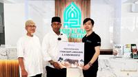 CEO Triv Gabriel Rey (paling kanan kaus hitam) berfoto bersama dengan pengurus Masjid Al-Falah, Surabaya saat menyerahkan sapi kurban secara simbolis.&nbsp; foto: istimewa