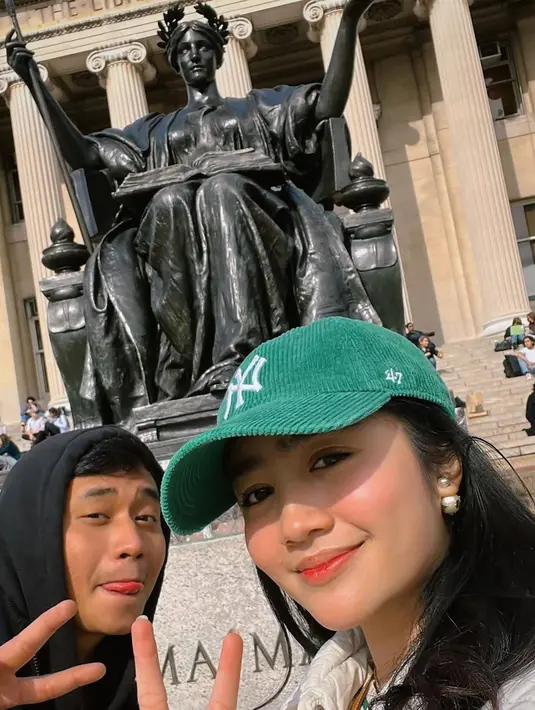 Seru jalan-jalan di Columbia University bersama temannya, banyak netizen pun mendoakan agar Febby bisa mewujudkan impiannya tersebut untuk melanjutkan kuliahnya di Negeri Paman Sam tersebut. (Liputan6.com/IG/@febbyrastanty)