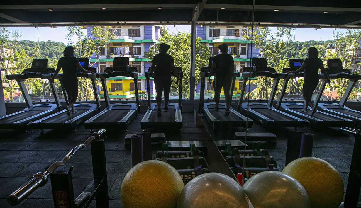 Sejumlah wanita India berolahraga di gym yang dibuka kembali setelah lockdown di Gauhati, India, Rabu, (5/8/2020). India memiliki jumlah virus coronavirus tertinggi ketiga di dunia setelah Amerika Serikat dan Brasil. (AP Photo/Anupam Nath)