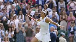 Bermain di hadapan publiknya sendiri Raducanu dipaksa menyerah oleh petenis nonunggulan asal Prancis, Caroline Garcia. (AP/Alastair Grant)
